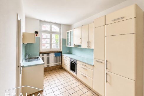Küche mit Abstellkammer