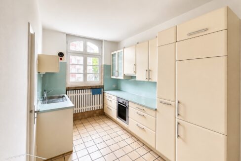 Küche mit Abstellkammer
