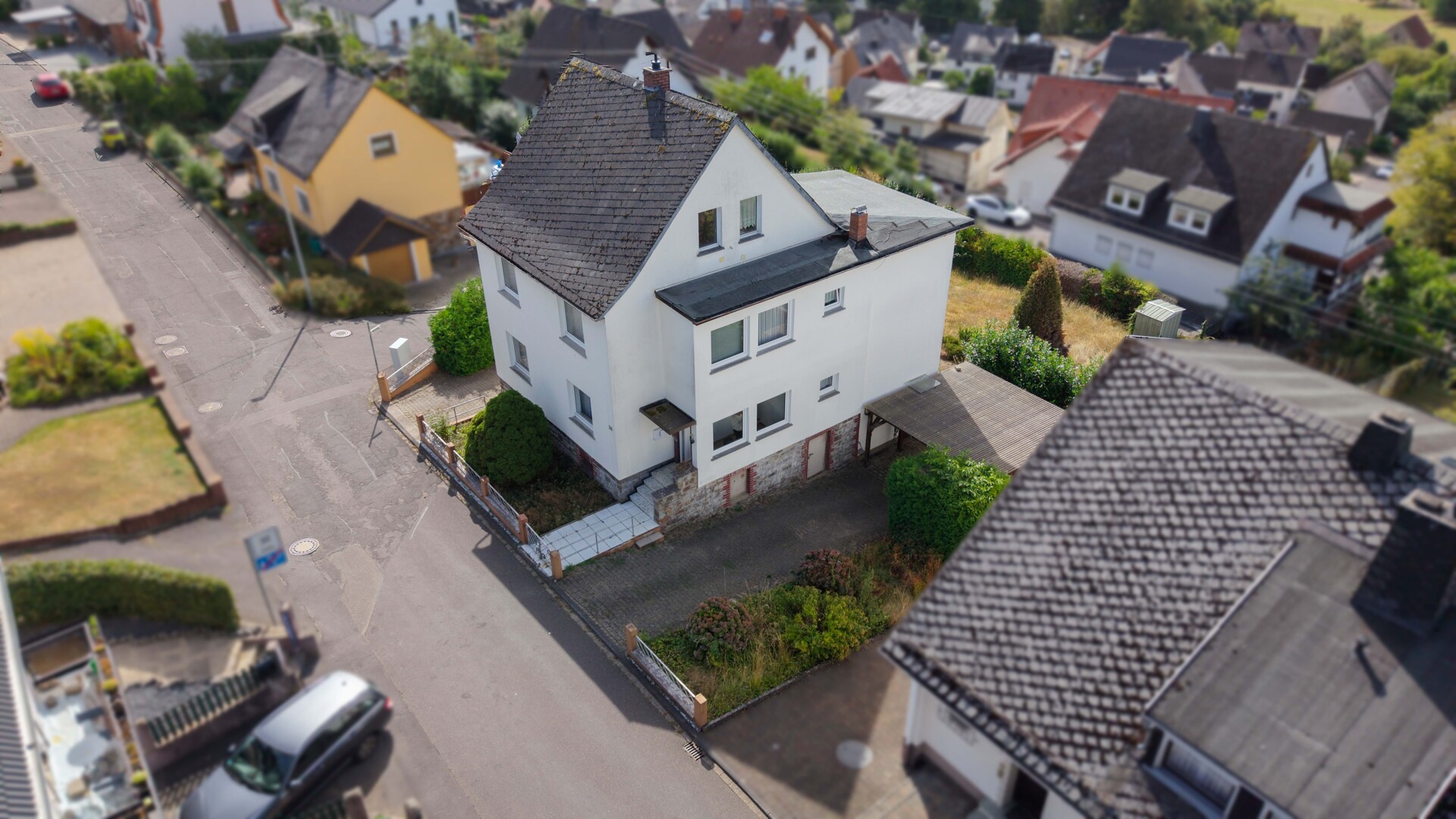 Gepflegtes Zweifamilienhaus mit Fernblick auf großem Grundstück in ruhiger Lage bei Montabaur!
