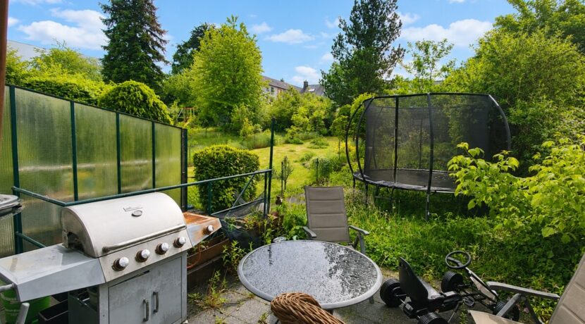 Terrasse und Grün