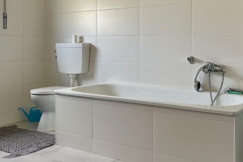 modernisiertes Bad mit Wanne und Dusche (Whg. 3)