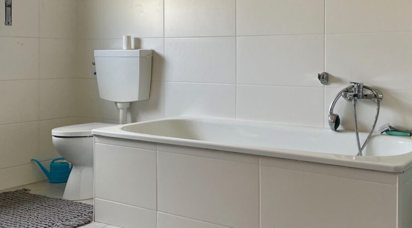 modernisiertes Bad mit Wanne und Dusche (Whg. 3)