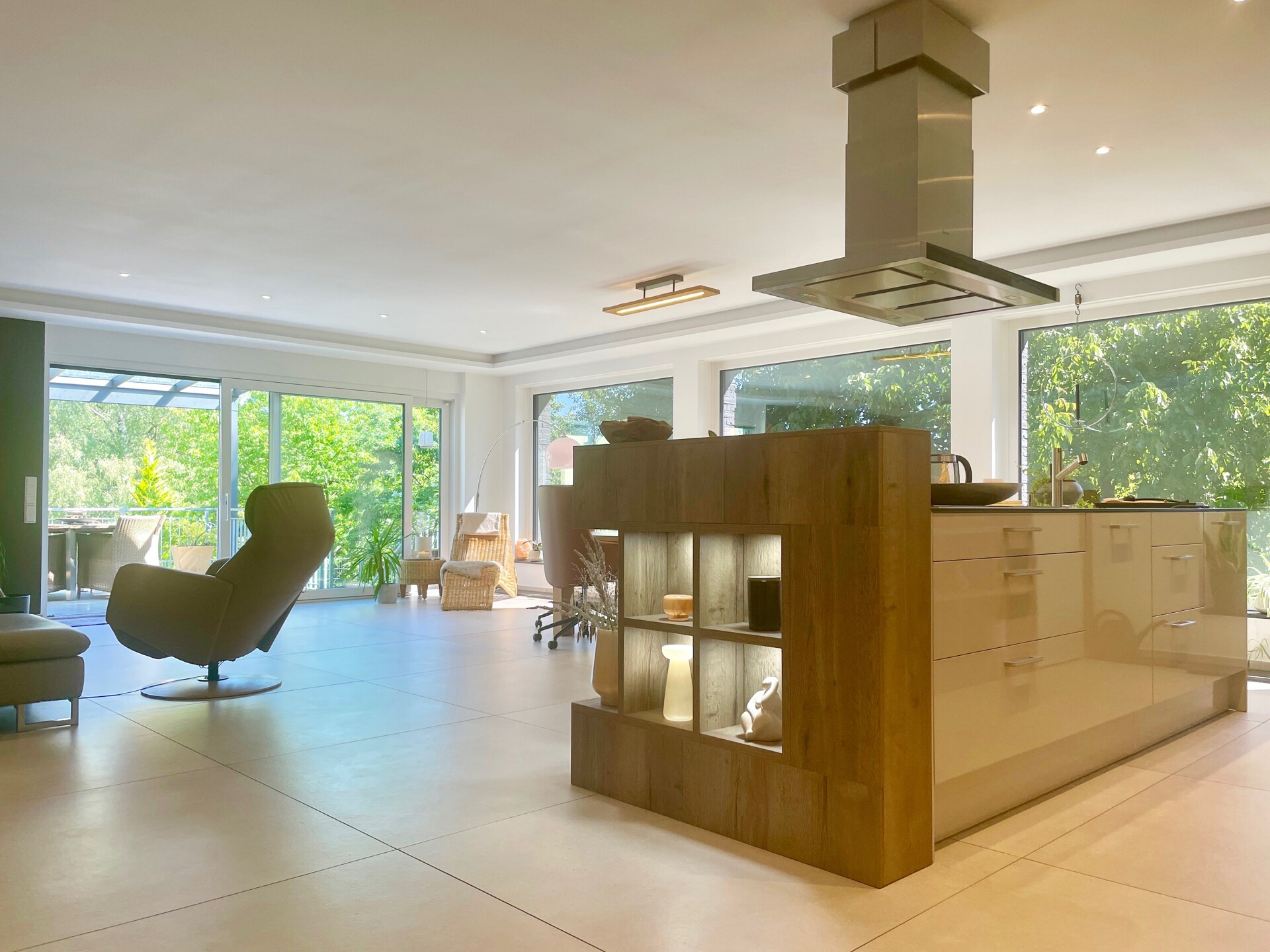 Haus im Haus – Luxuriöse, anspruchsvoll ausgestattete Erdgeschosswohnung mit zwei Wohnbereichen!