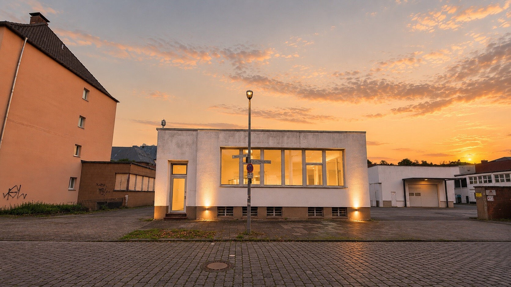 MODERNE UND LICHTDURCHFLUTETE BÜROFLÄCHE MIT GROßZÜGIGEM RAUMKONZEPT ZU MIETEN!