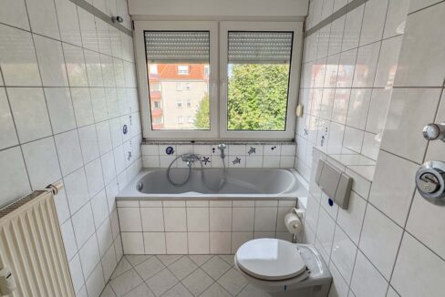 Tageslichtbad mit Wanne und WC