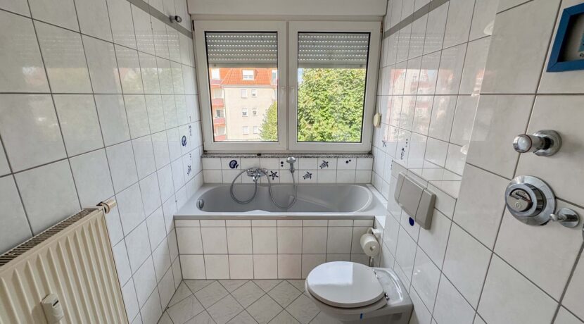 Tageslichtbad mit Wanne und WC