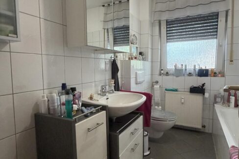 Bad mit Dusche und Wanne