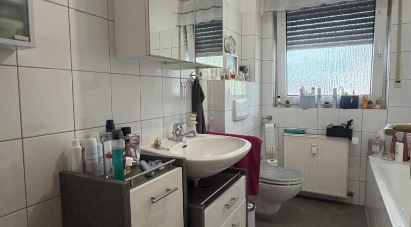 Bad mit Dusche und Wanne