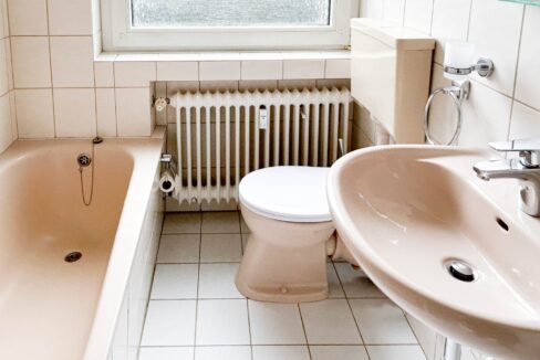 Badezimmer mit Fenster