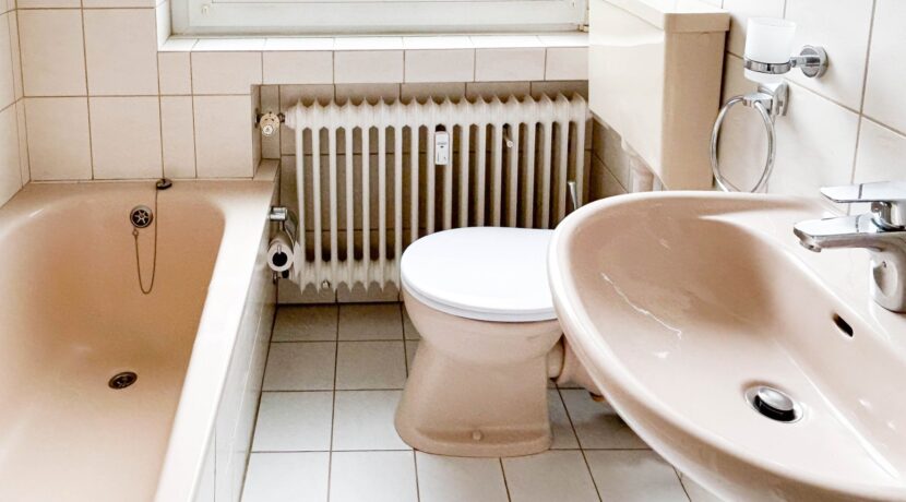 Badezimmer mit Fenster