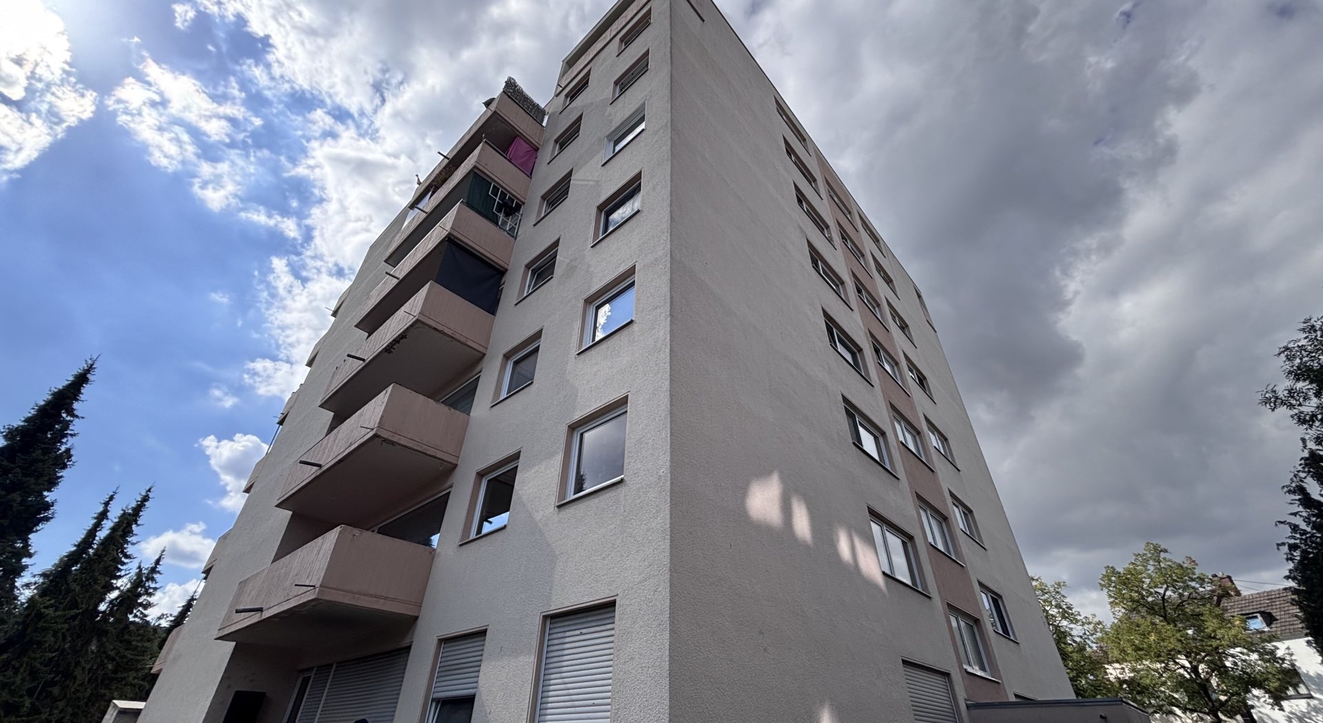 Sieglar: Gut geschnittene 3-Zimmer-Wohnung mit Balkon und Tiefgaragenstellplatz