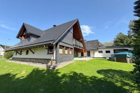 Wohngebäude mit Garage/Nebengebäude
