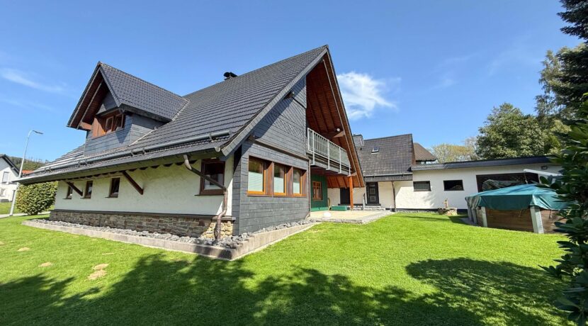 Wohngebäude mit Garage/Nebengebäude