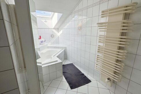 Tageslichtbad mi Wanne OG