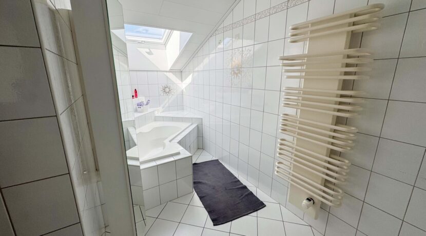 Tageslichtbad mi Wanne OG