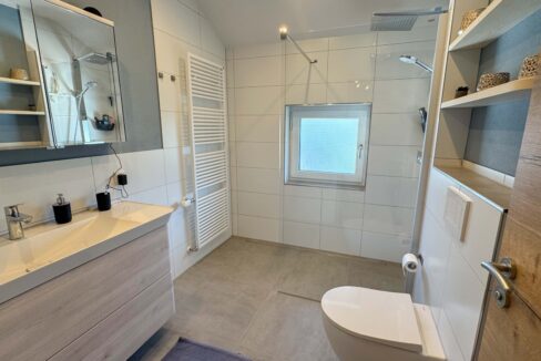 Tageslichtbad mit Dusche und WC OG