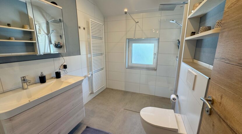 Tageslichtbad mit Dusche und WC OG