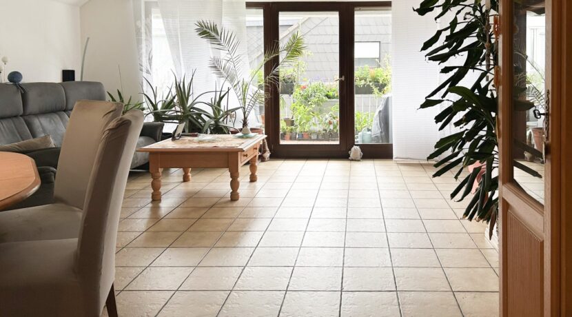 großzügiges Wohnzimmer