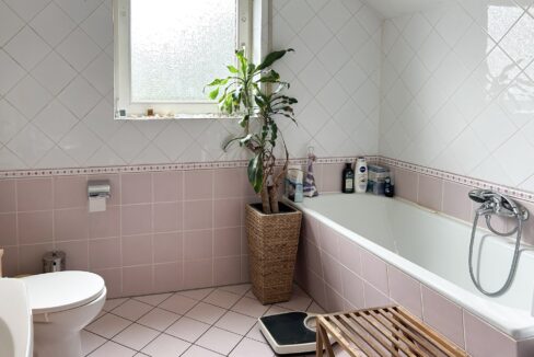 Badezimmer mit Fenster