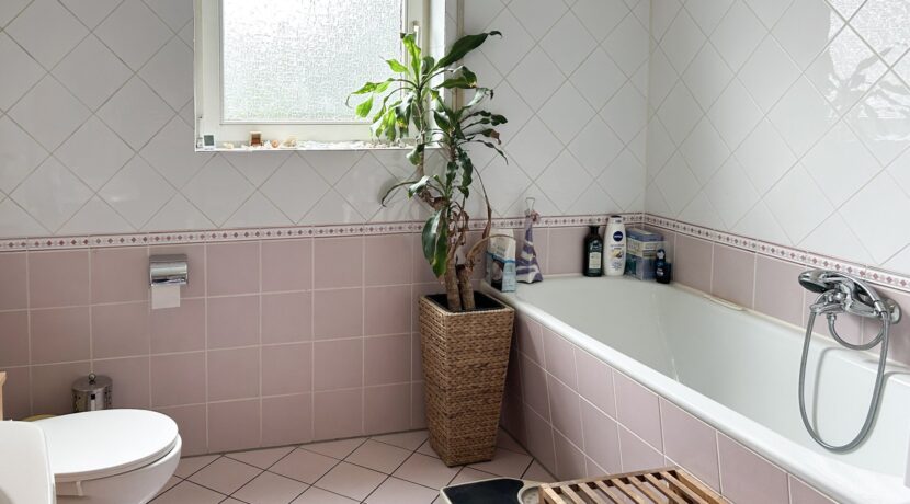 Badezimmer mit Fenster