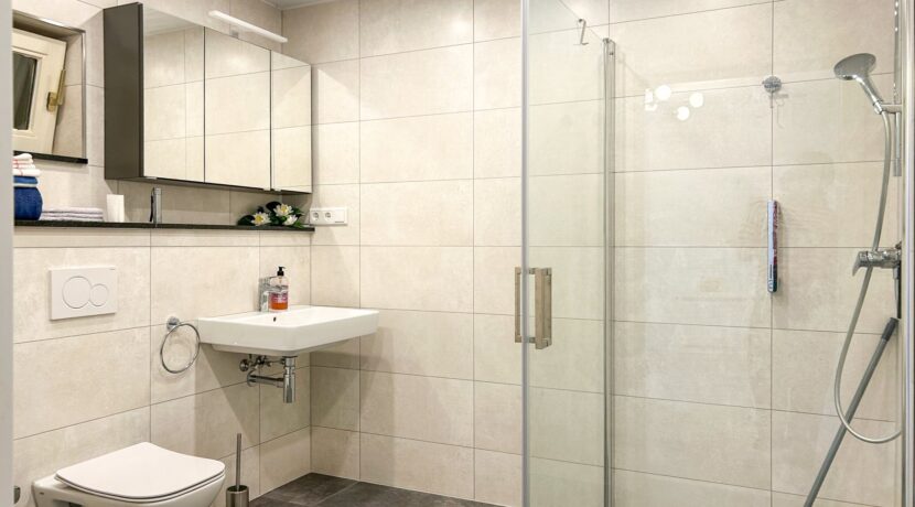 modernes Badezimmer
