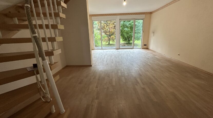 Wohnbereich mit Ausblick in den Garten