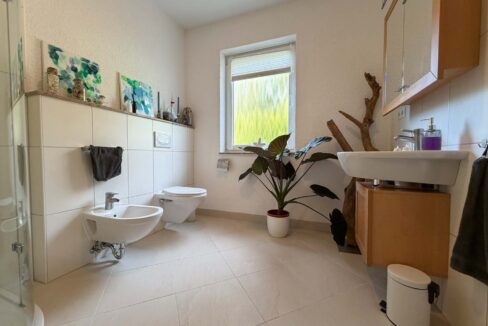 Badezimmer (EG)