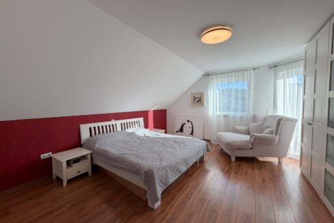 Schlafzimmer (DG)