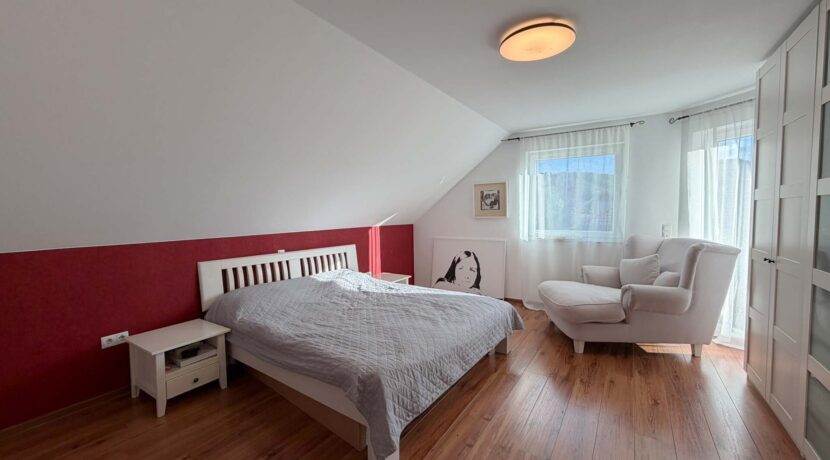 Schlafzimmer (DG)