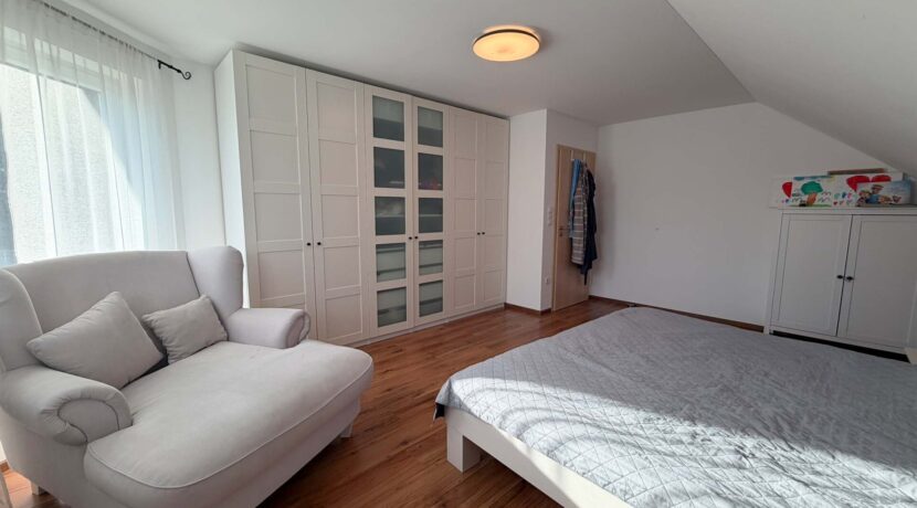 Schlafzimmer (DG)