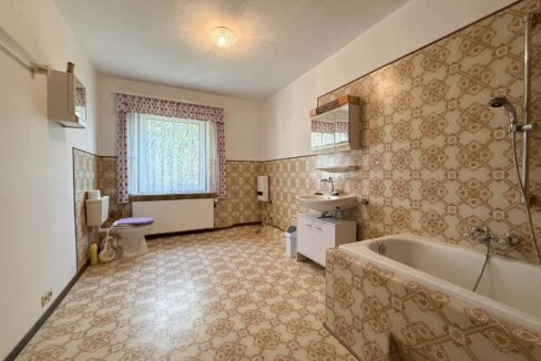 Badezimmer (EG)