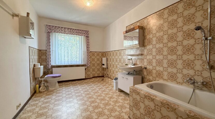 Badezimmer (EG)