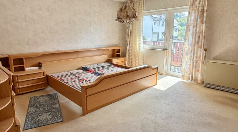 OG Schlafzimmer mit Balkon (Nr. 1)