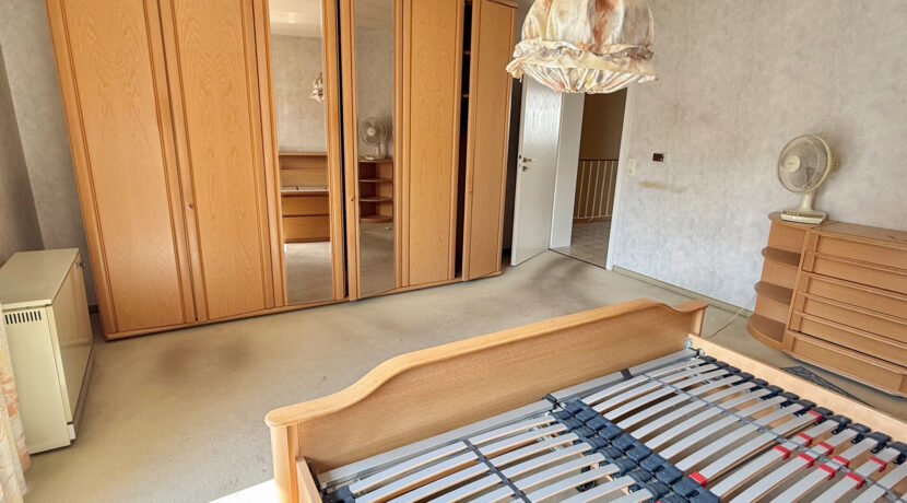 OG Schlafzimmer mit Balkon (Nr. 1)