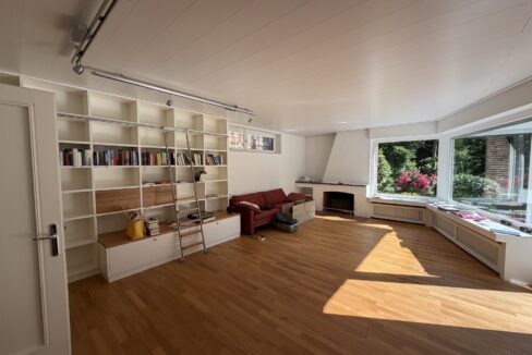 Wohnzimmer mit Einbaumöbeln