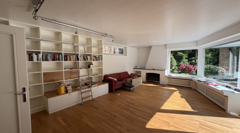 Wohnzimmer mit Einbaumöbeln