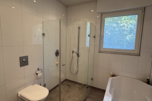 ... mit Dusche und Badewanne