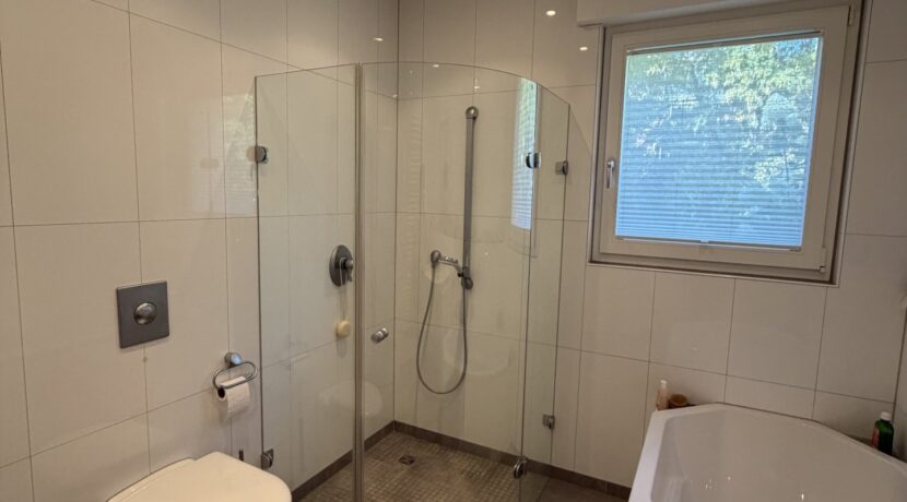 ... mit Dusche und Badewanne