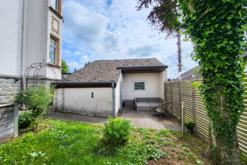 Sitzecke hinter der Garage