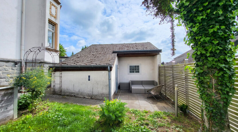 Sitzecke hinter der Garage