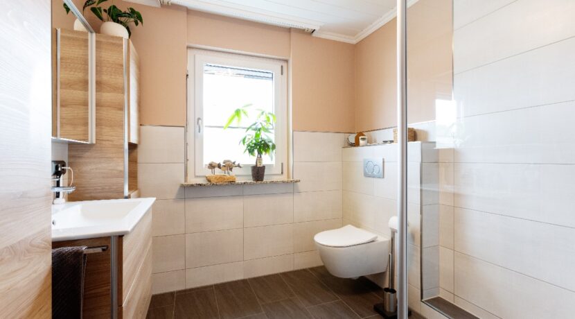 Modernes Duschbad im OG