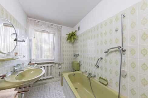 Tageslichtbad mit Wanne