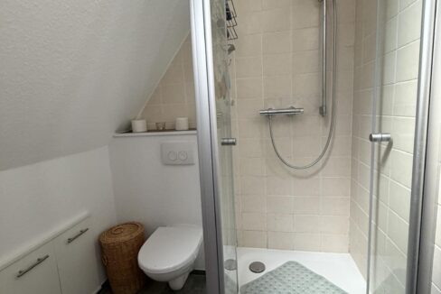 ... mit Dusche im DG