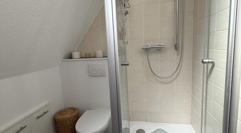 ... mit Dusche im DG