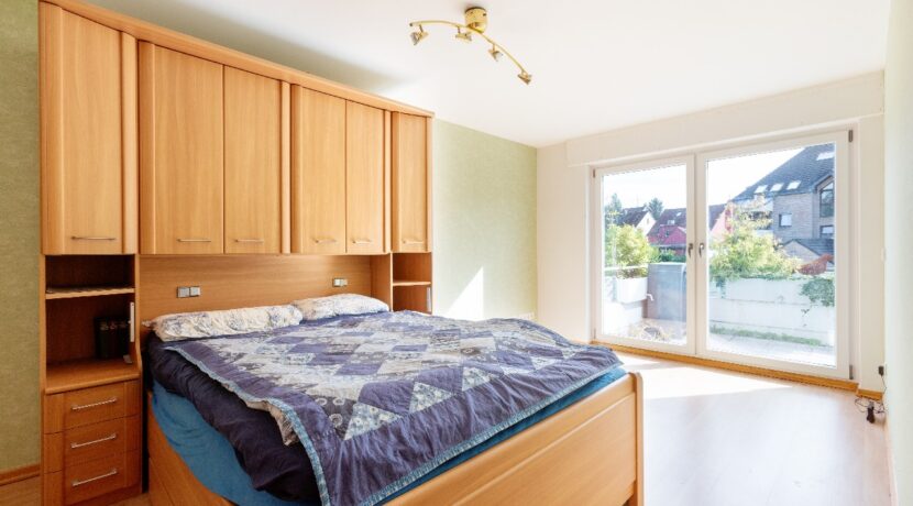 Schlafzimmer mit Balkonzugang
