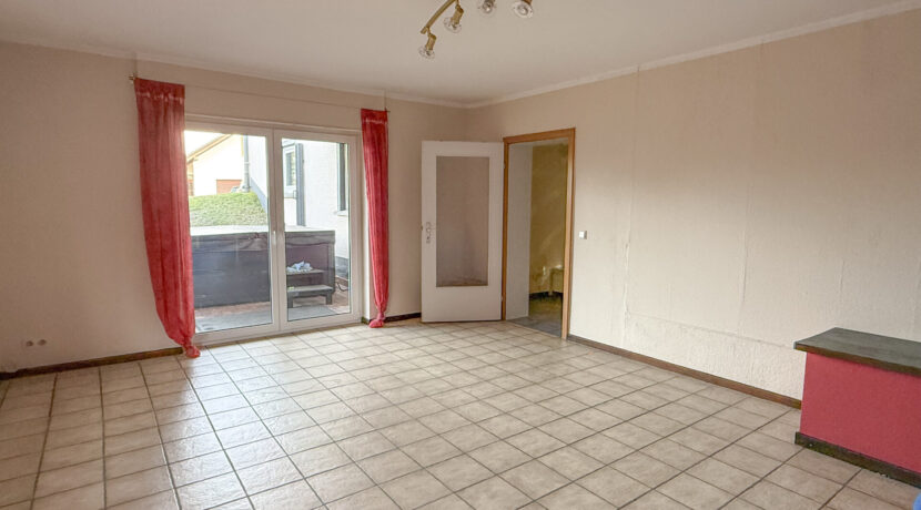 (UG) Wohnzimmer mit Terrasse