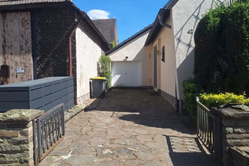 Einfahrt / Garage