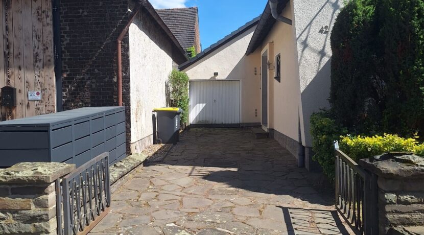 Einfahrt / Garage