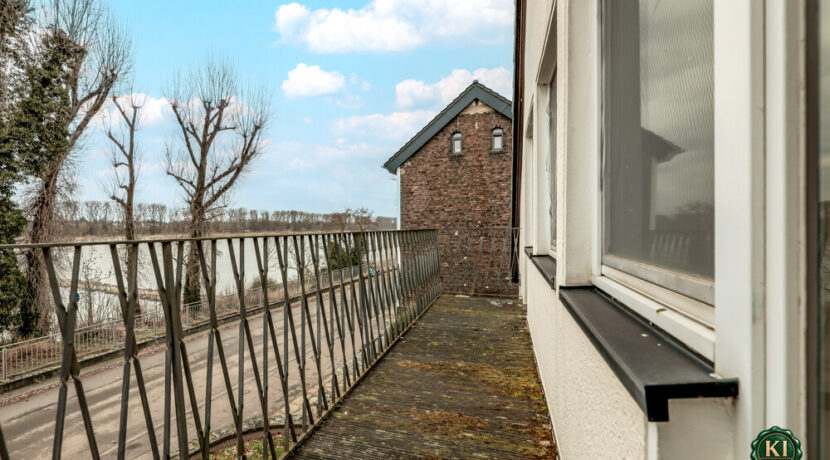 Balkon Straßenseite