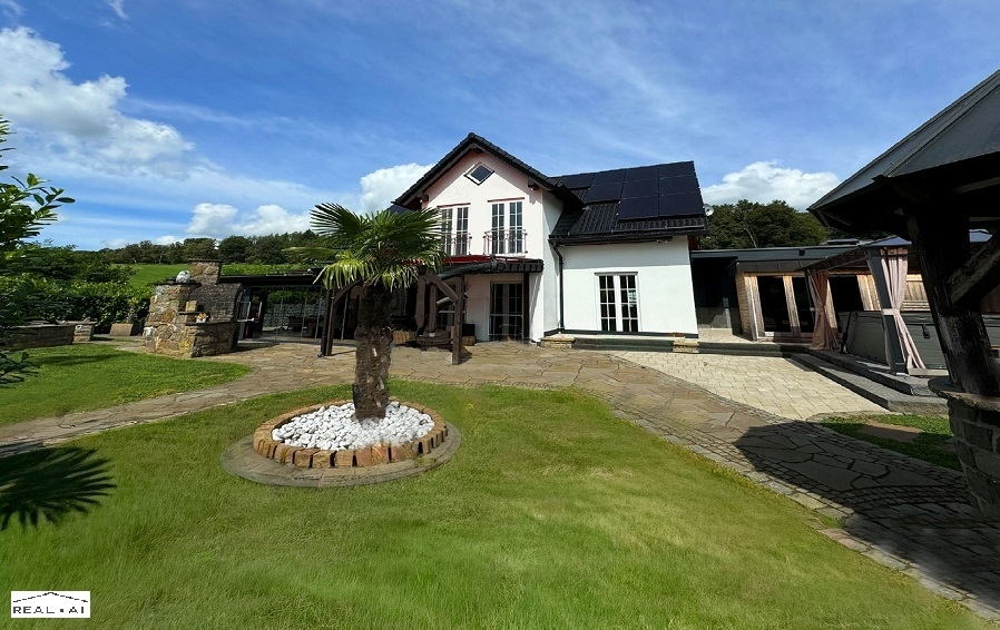 Schöne Villa mit Aussicht gr. Carport, PV-Anlage + Sauna in ruhiger Randlage- 20 Min. Hennef